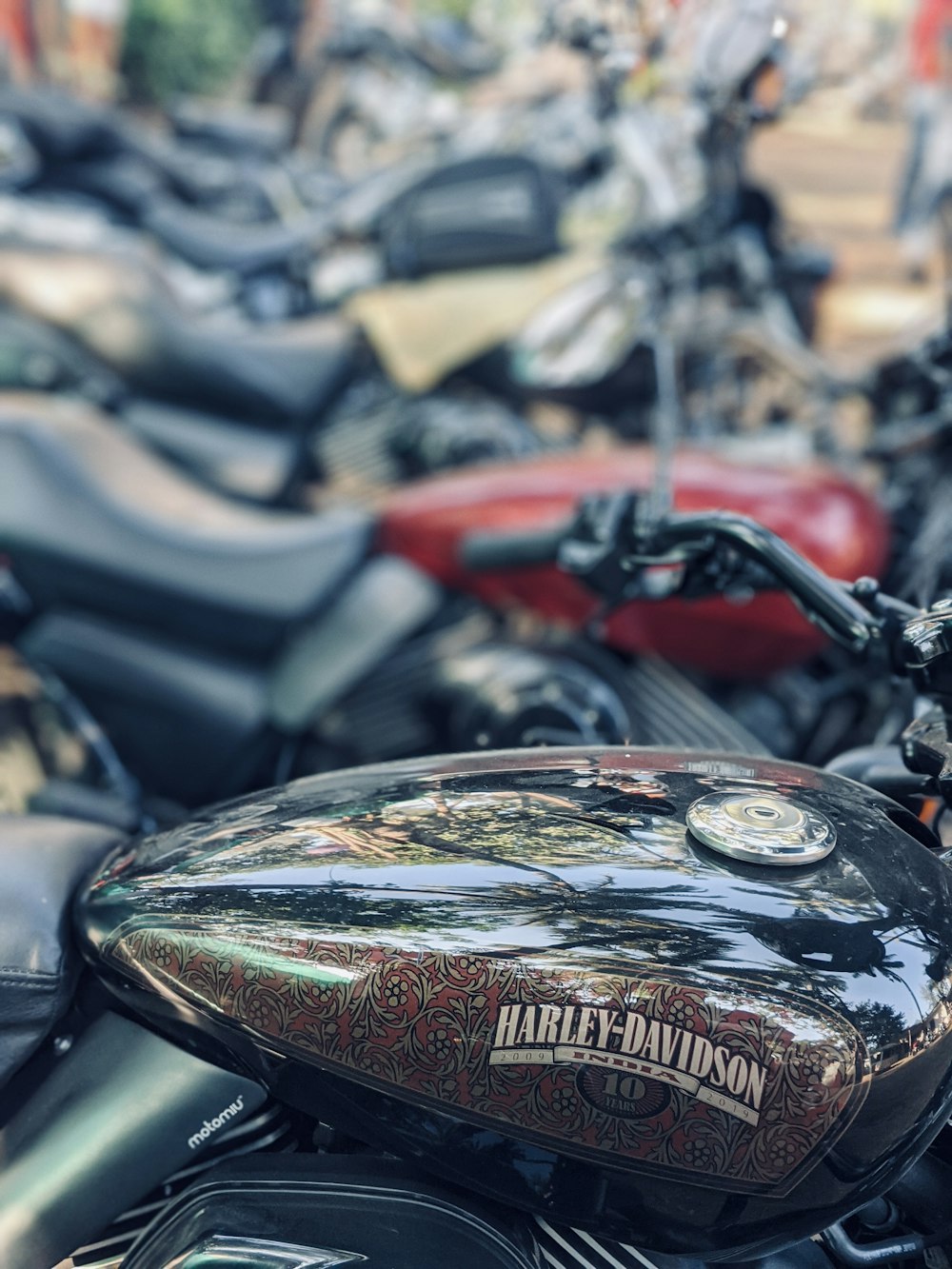 黒と赤のハーレーダビッドソンのオートバイ