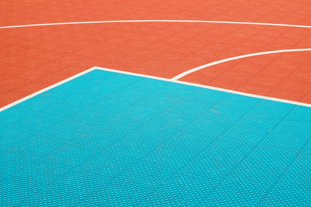 quadra de basquete vermelha e branca