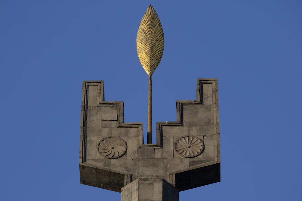 Cruz de hormigón gris con paraguas dorado