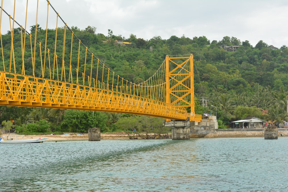 Grüne Brücke über den Fluss tagsüber