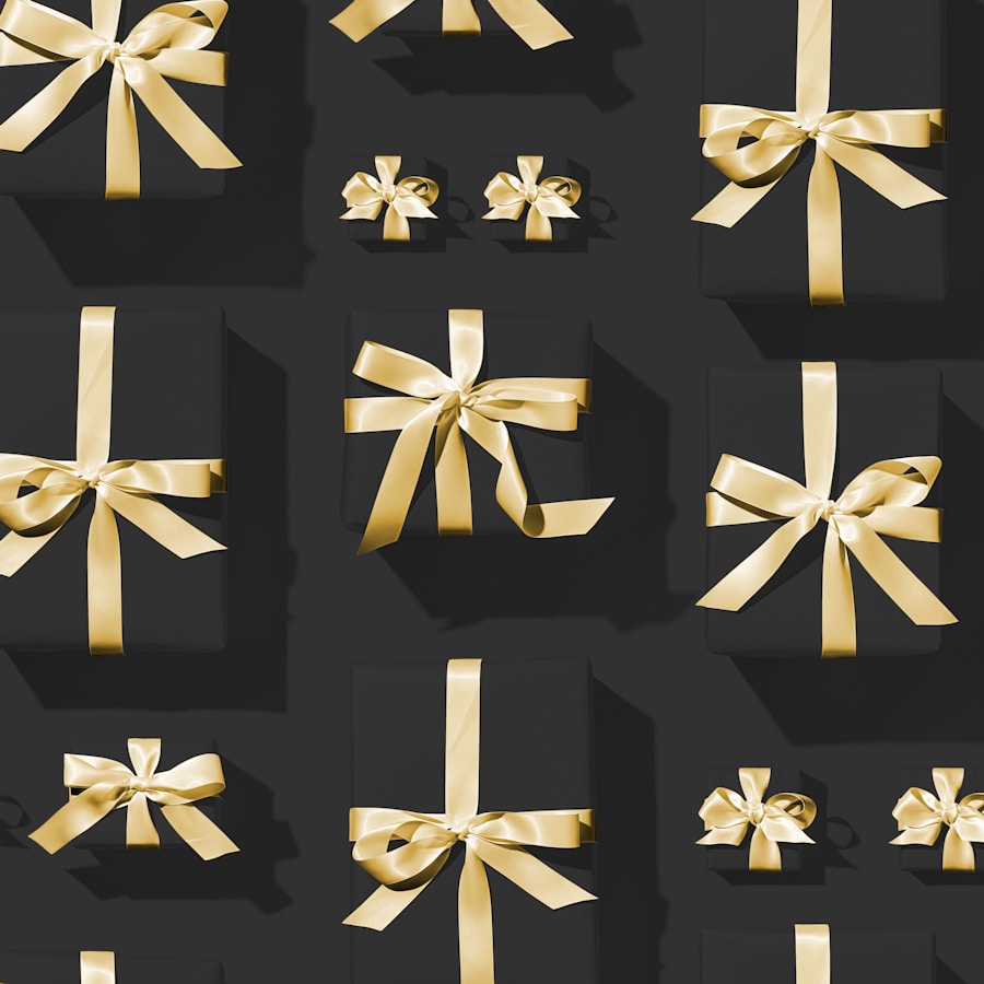 Mesa de oficina con varios regalos de amigo invisible envueltos en papel kraft y cintas variadas listos para entregar
