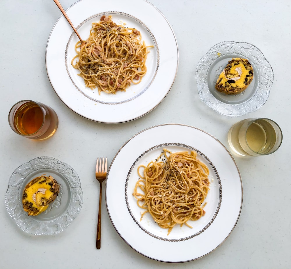 pasta en plato de cerámica blanca