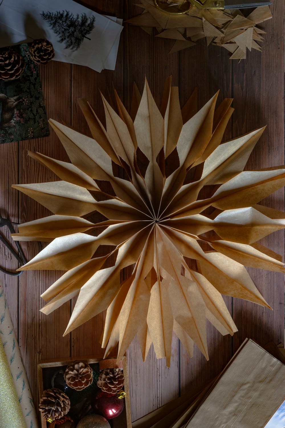 茶色の木製のテーブルに茶色の木製の花の装飾