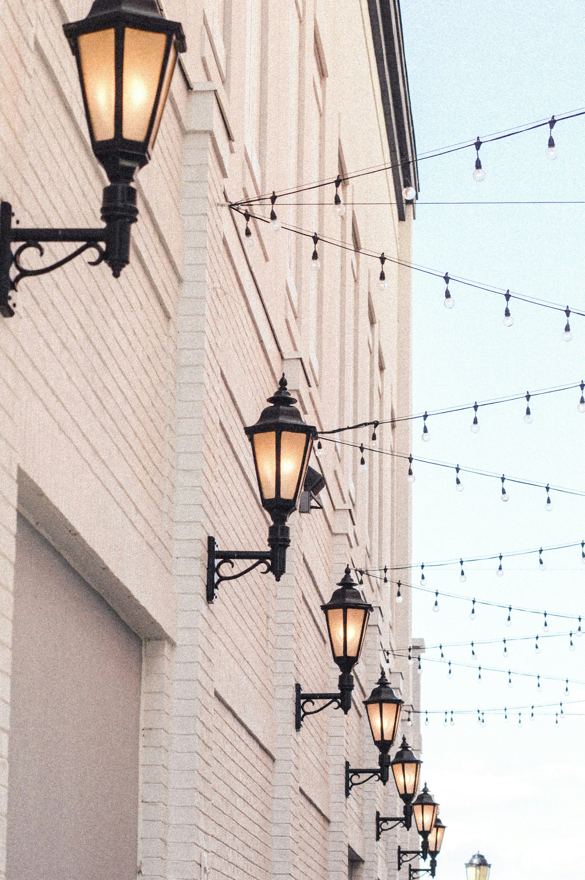 黒と茶色の燭台ランプ.