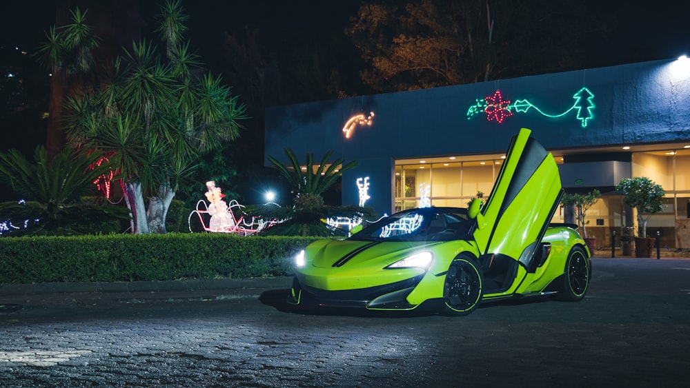 voiture de sport verte et noire sur la route pendant la nuit