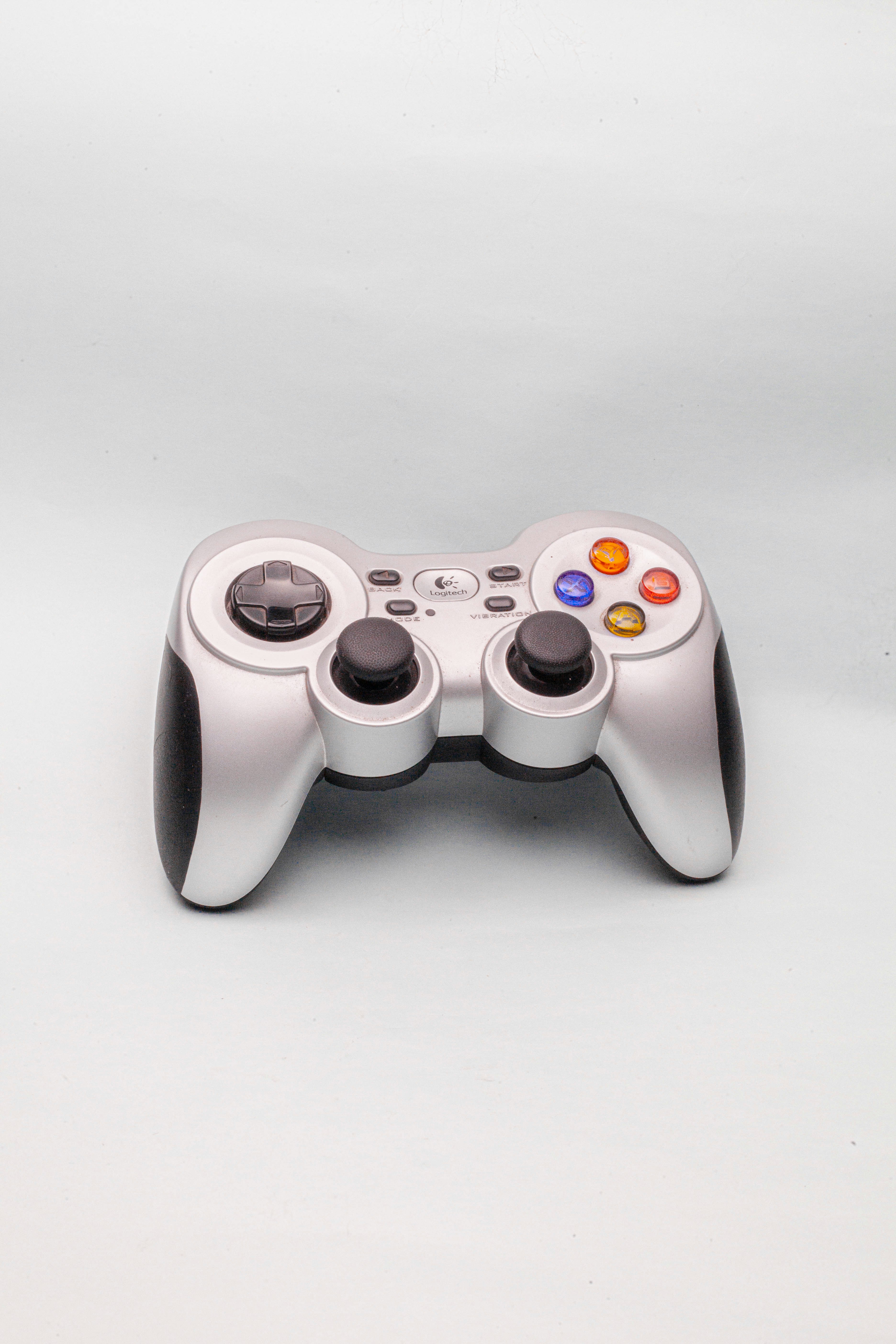 Manette de jeu blanche et noire