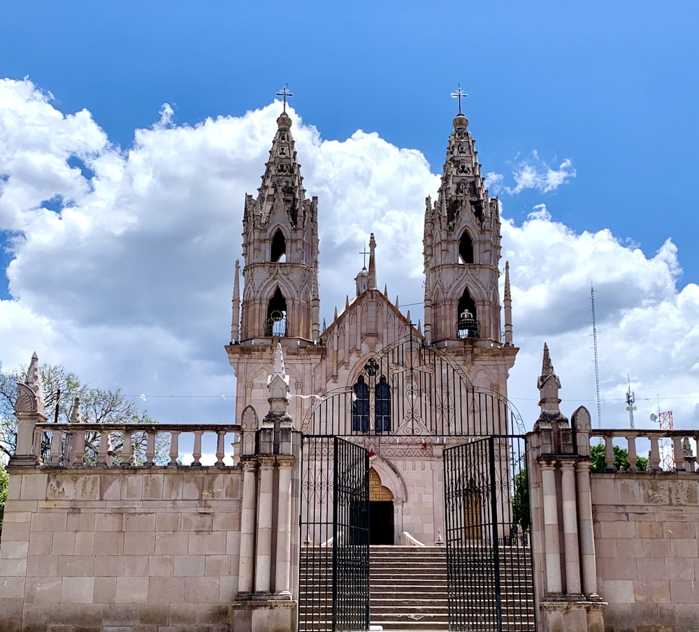 Iglesia de hormigón blanco bajo el cielo azul durante el día