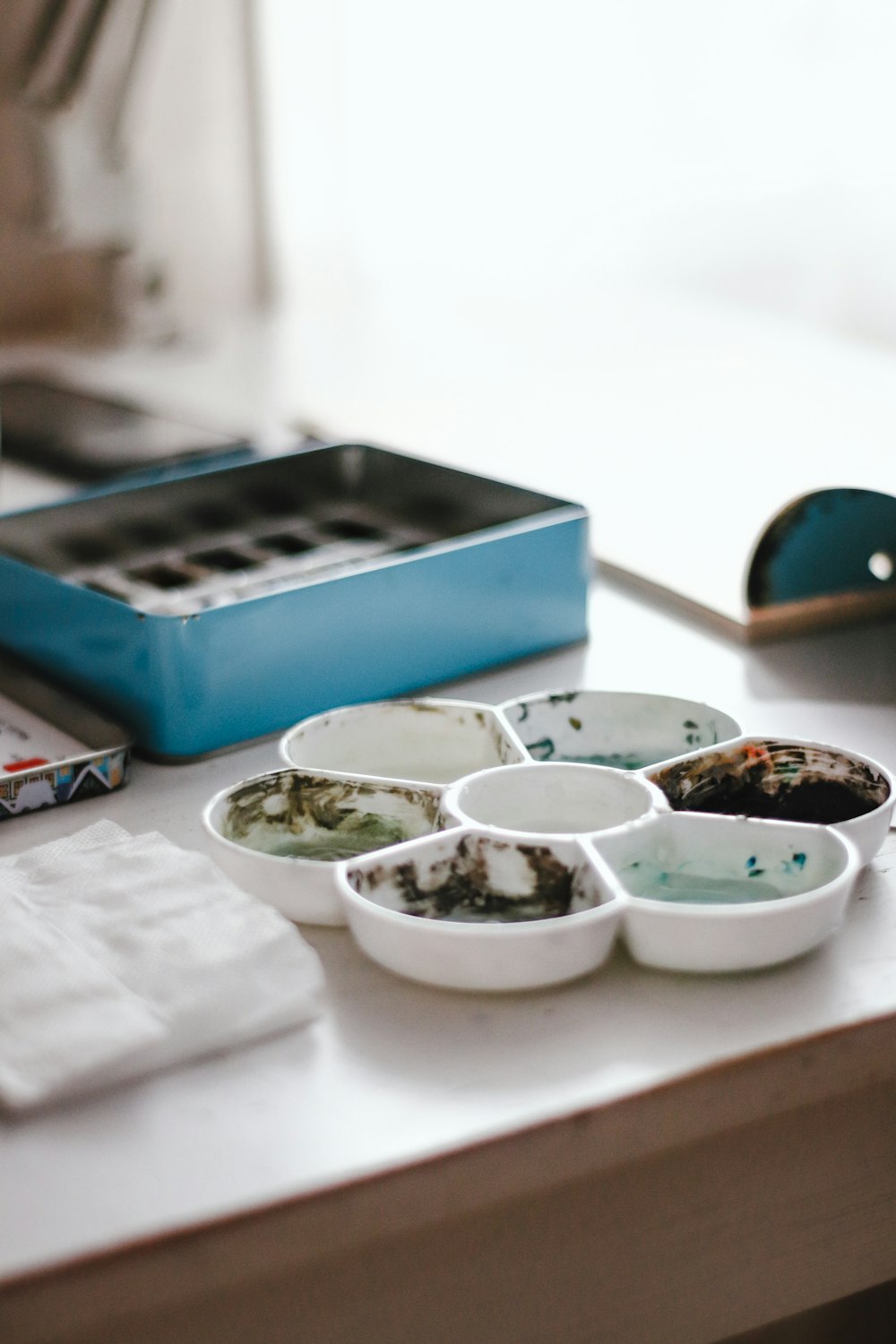 파란색과 흰색 상자에 흰색 세라믹 그릇