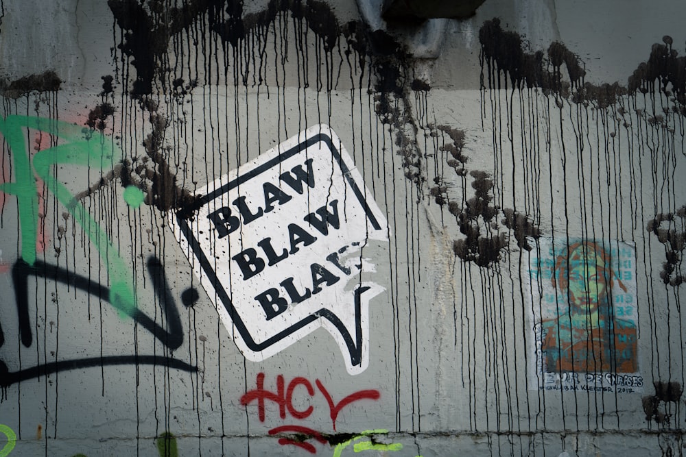 weiße und schwarze Graffiti an der Wand