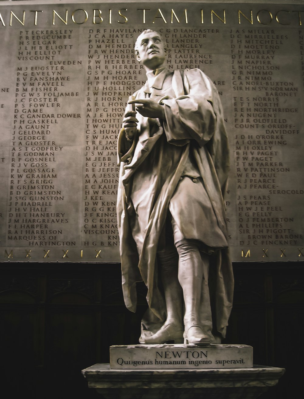 Statua dell'uomo in cemento grigio