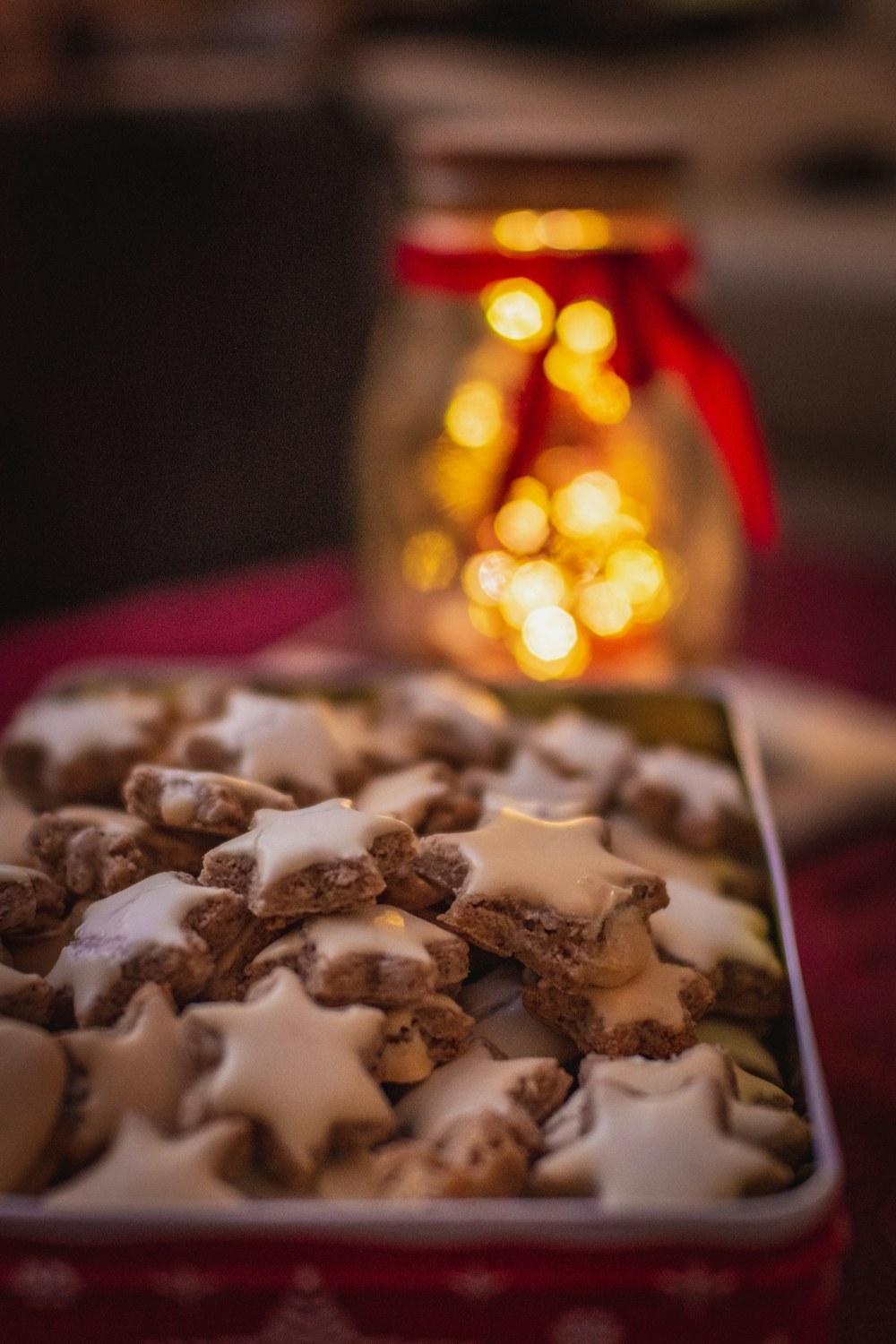 cioccolato marrone e bianco su vassoio di legno marrone