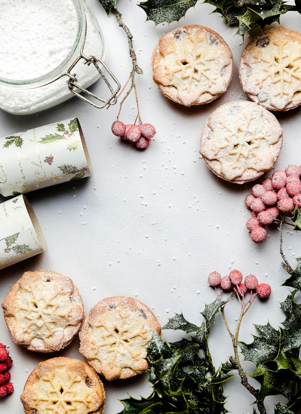 biscuits bruns sur table blanche