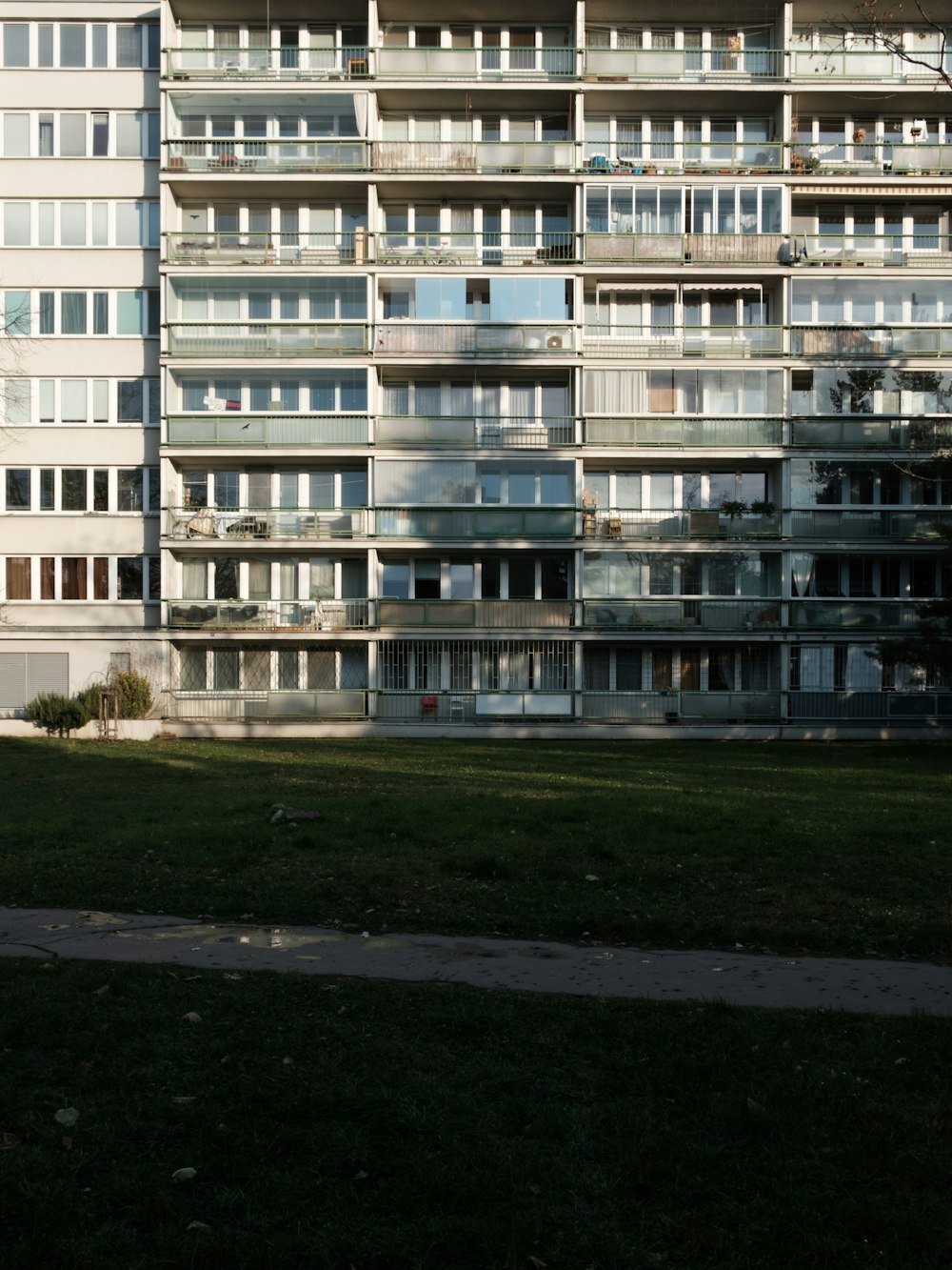 Edificio de hormigón blanco durante el día