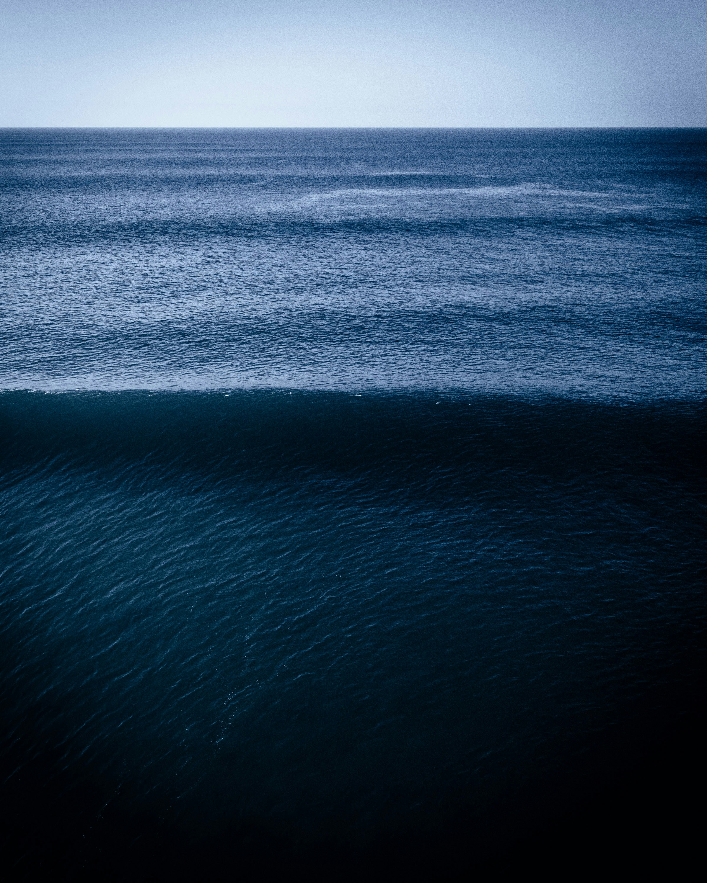 昼間の青空に青い海