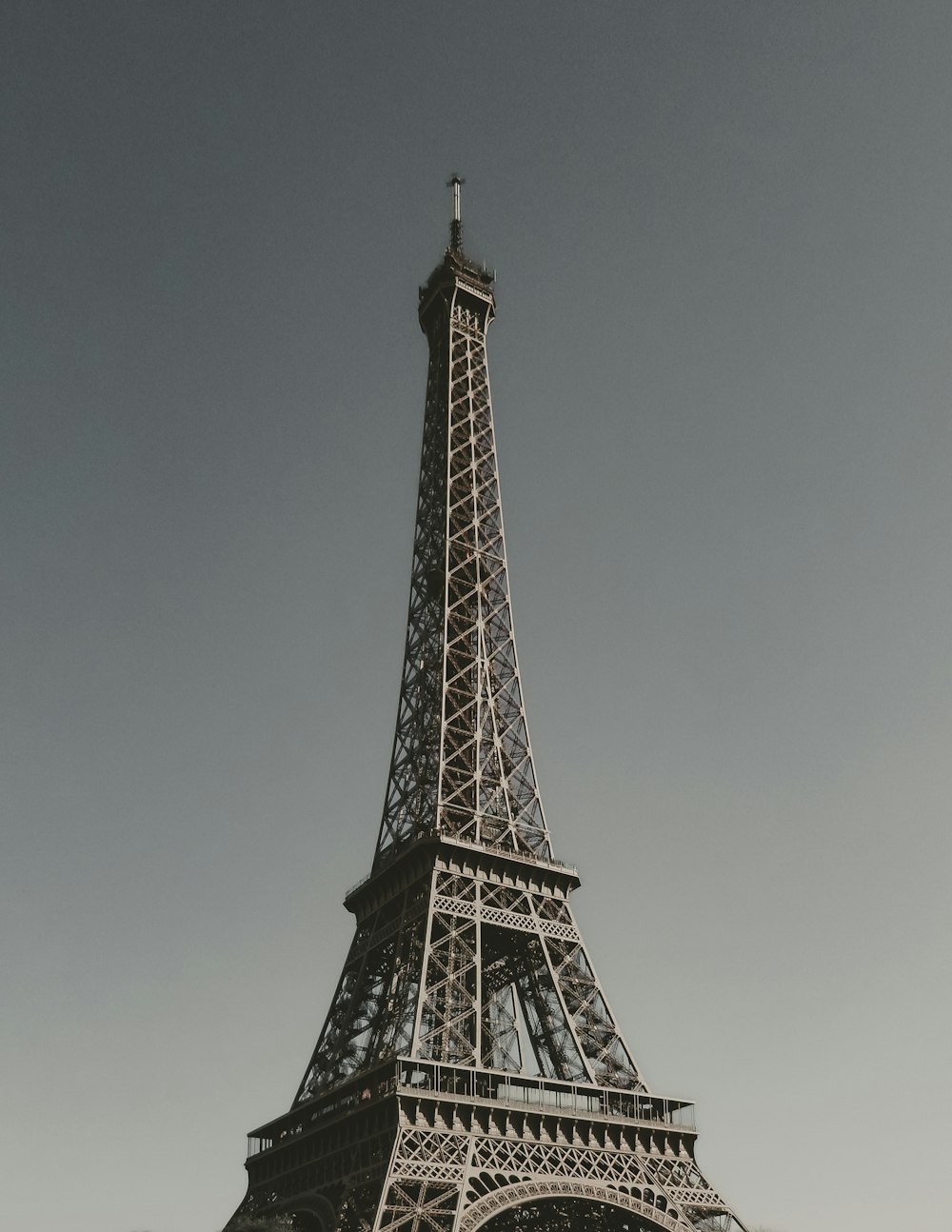 a black and white photo of the eiffel tower