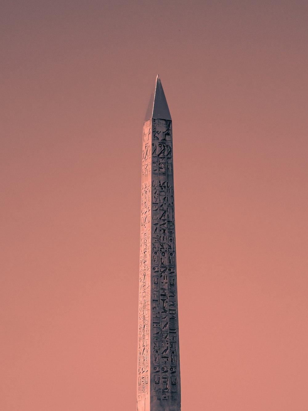 Torre de hormigón blanco bajo el cielo azul durante el día