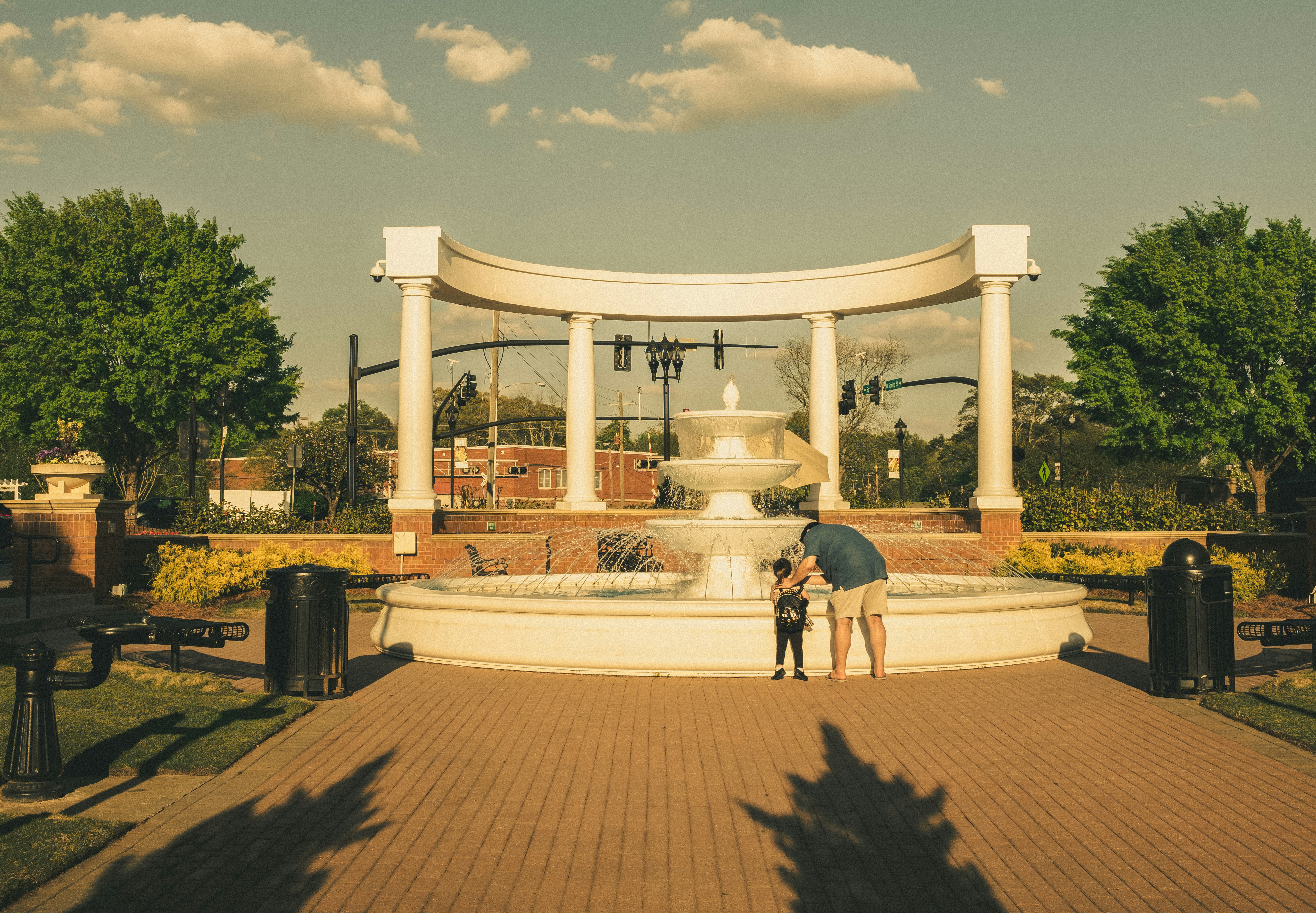 Foto zum Thema Menschen, die tagsüber im Park spazieren gehen