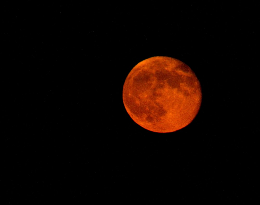 Vollmond am dunklen Nachthimmel