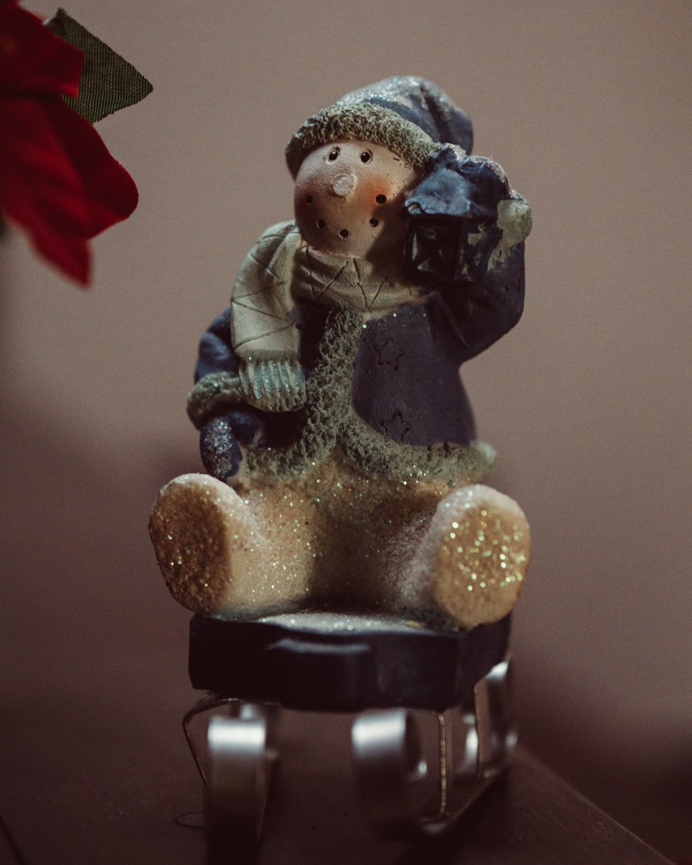 Fille en figurine de robe bleue et blanche