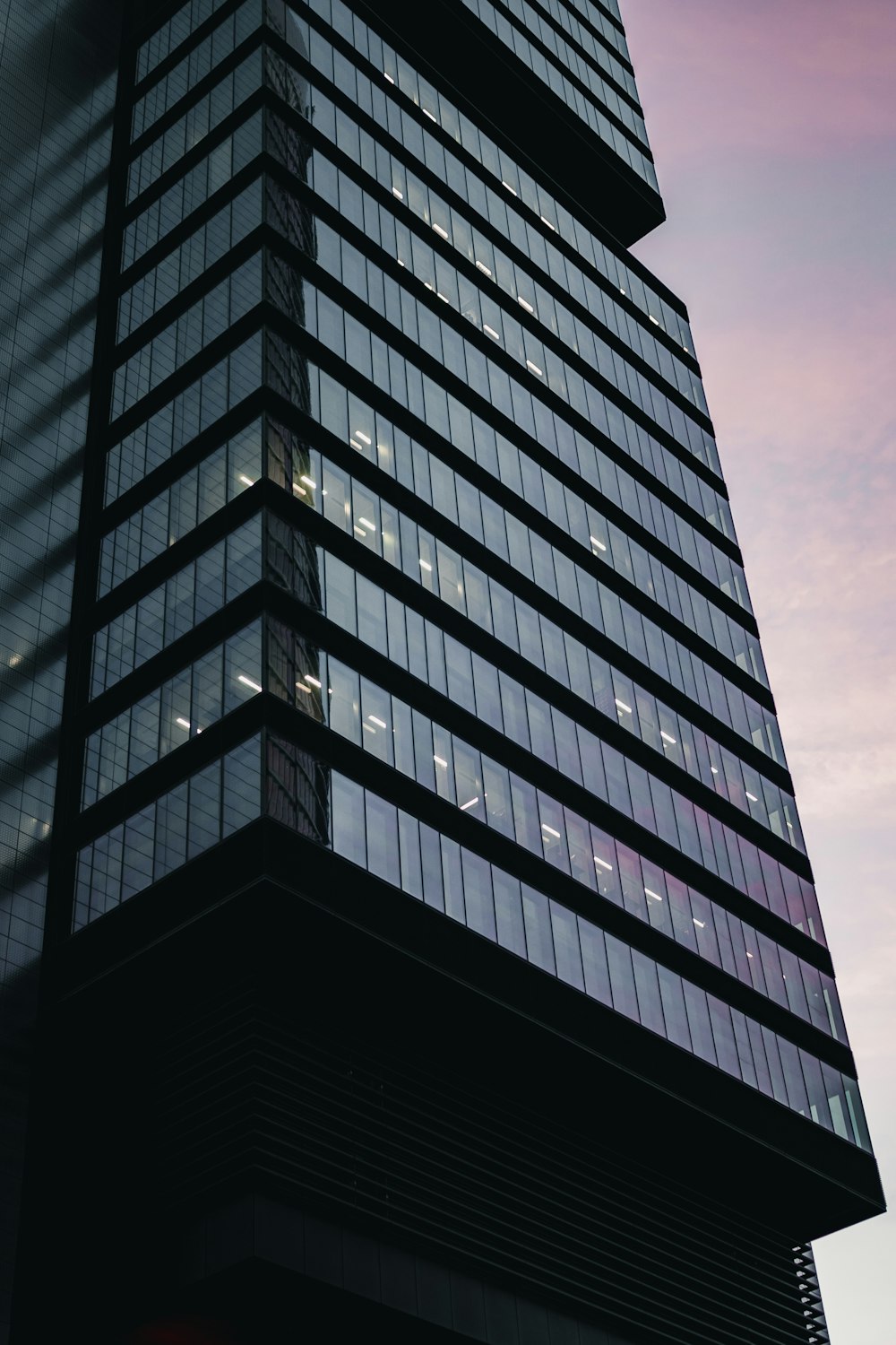 edifício de betão preto e branco