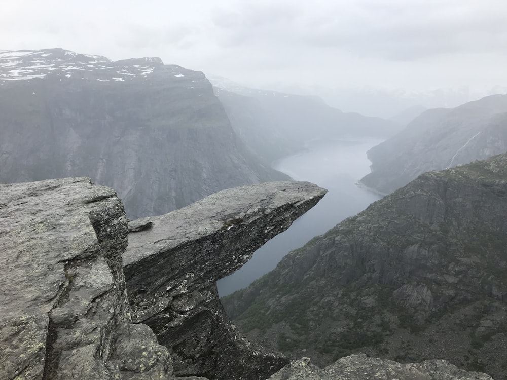 montagne rocheuse verte et grise pendant la journée