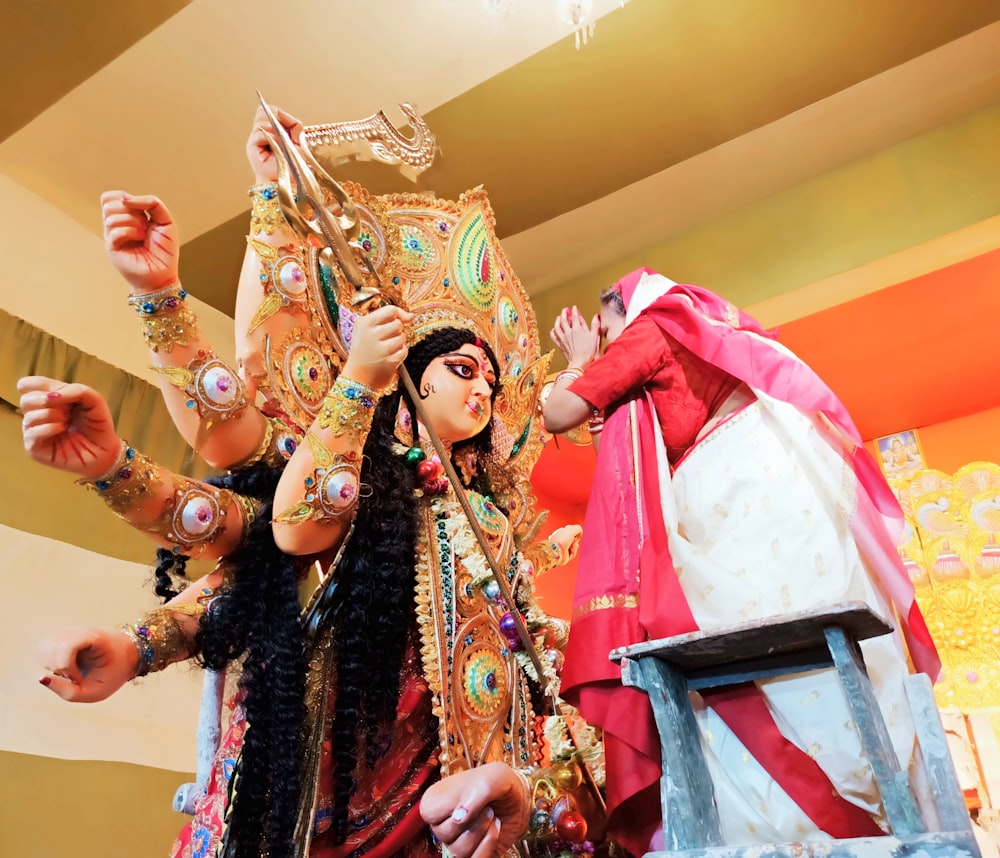 personnes en costume traditionnel dansant