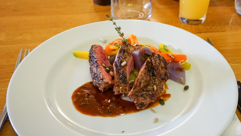 viande cuite sur plaque en céramique blanche