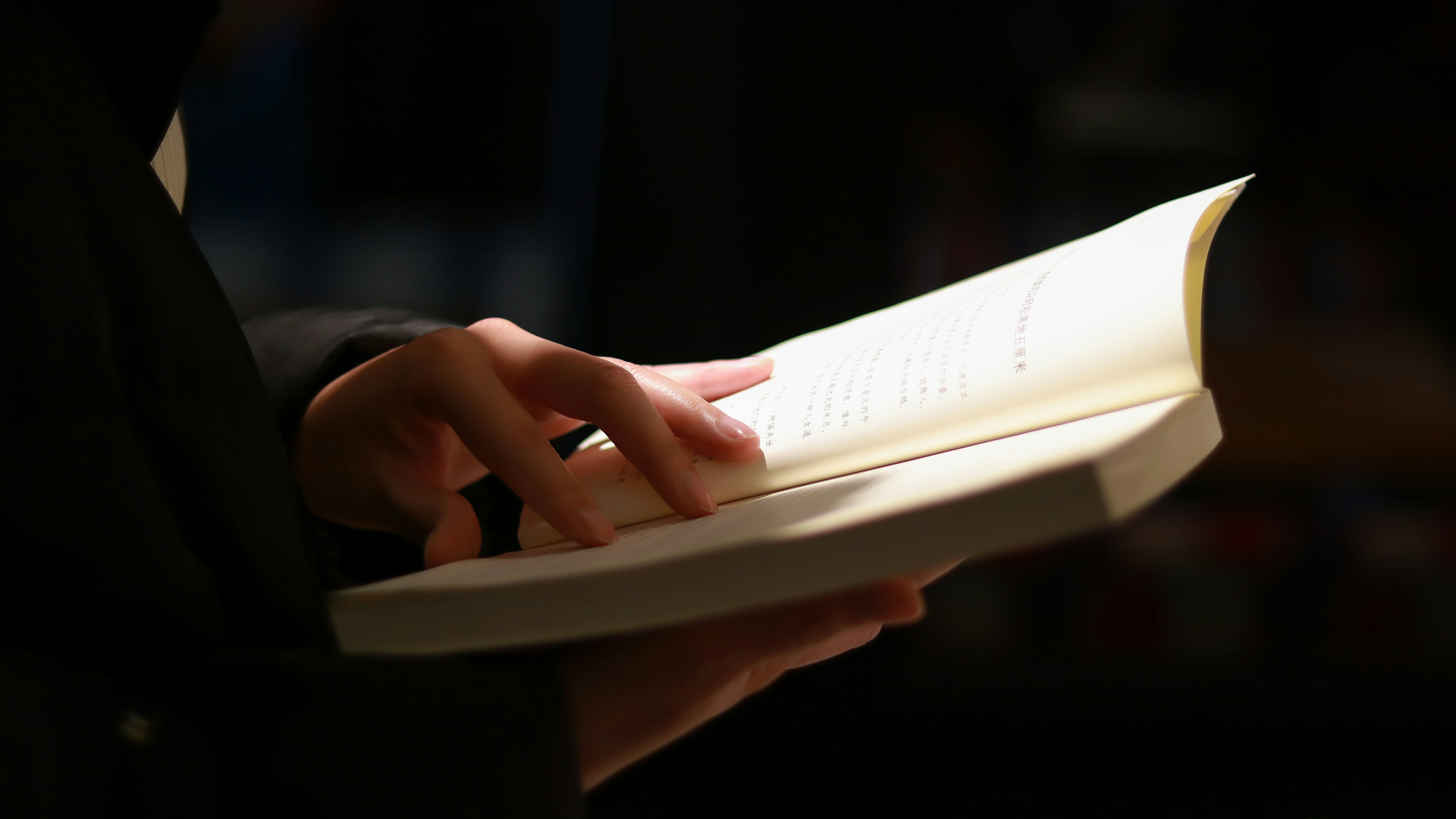 Mujer leyendo un libro con ayuda de la mejor luz de lectura LED