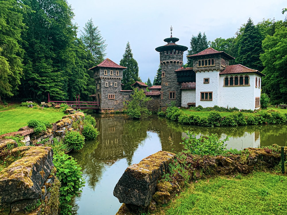 edificio in cemento bianco e marrone vicino al fiume durante il giorno