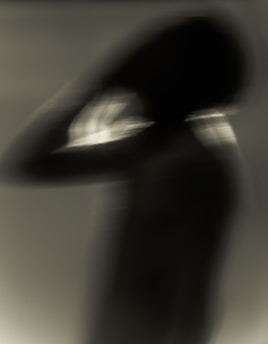 Symbolic image of a head highlighting migraine pain on one side.