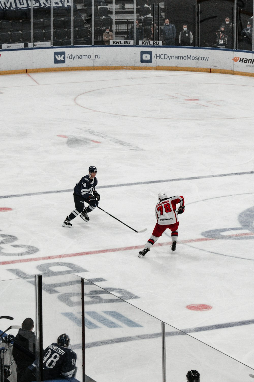Jugadores de hockey sobre hielo en el campo de hockey sobre hielo