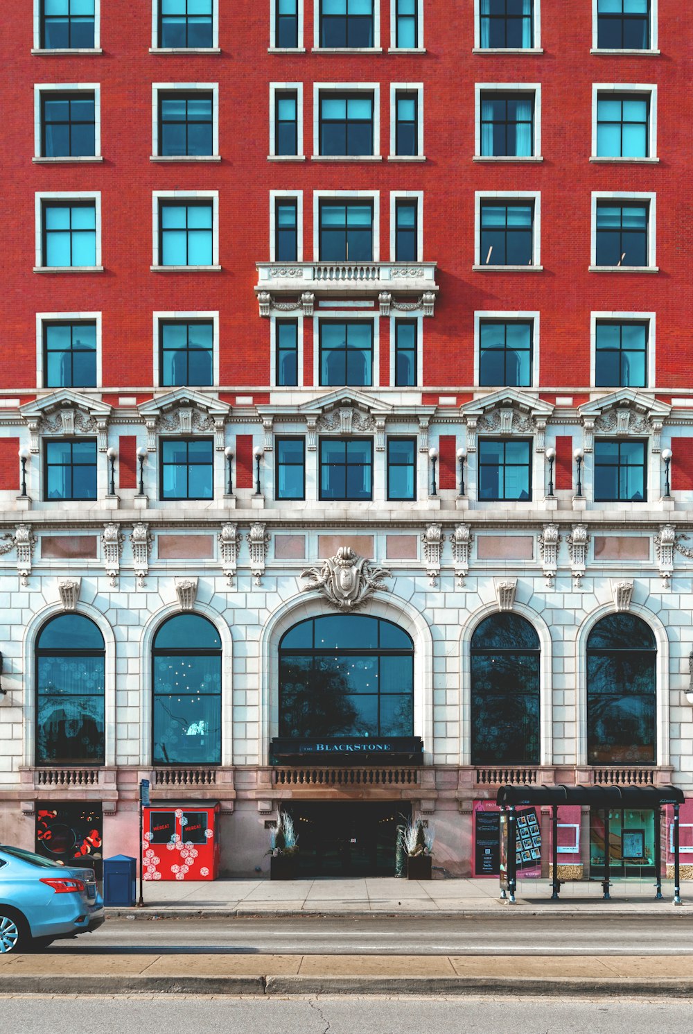 Edificio de hormigón marrón y blanco