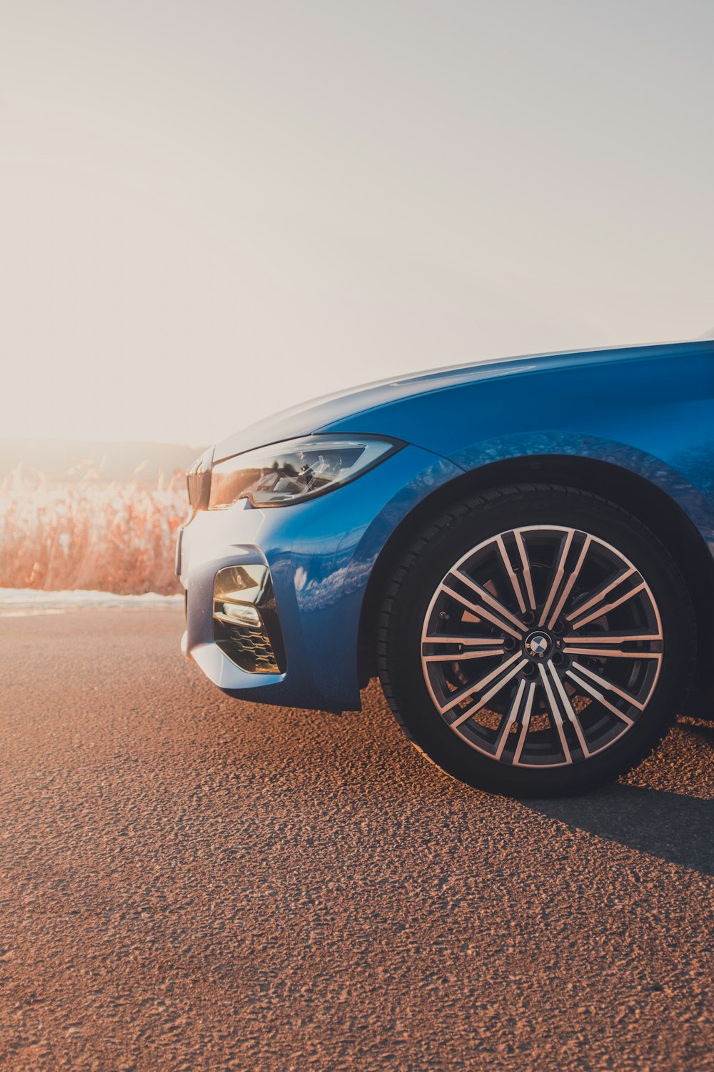 Coche azul sobre arena marrón durante el día