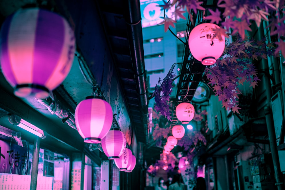 palloncini rosa e bianchi su una strada