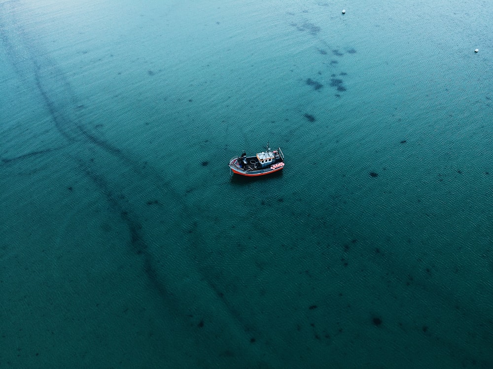barco branco e preto no corpo de água durante o dia