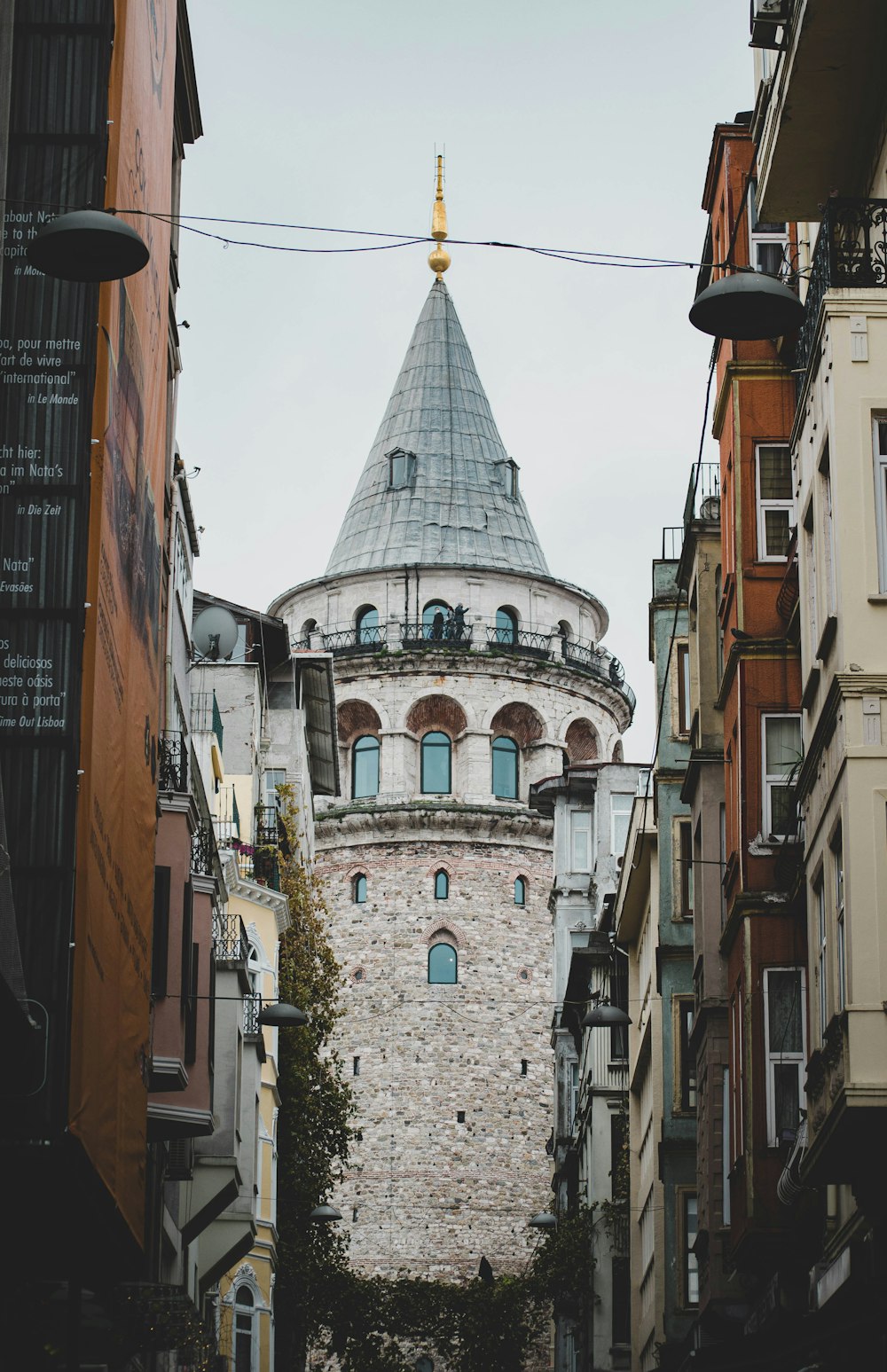 Edificio de hormigón marrón y gris durante el día