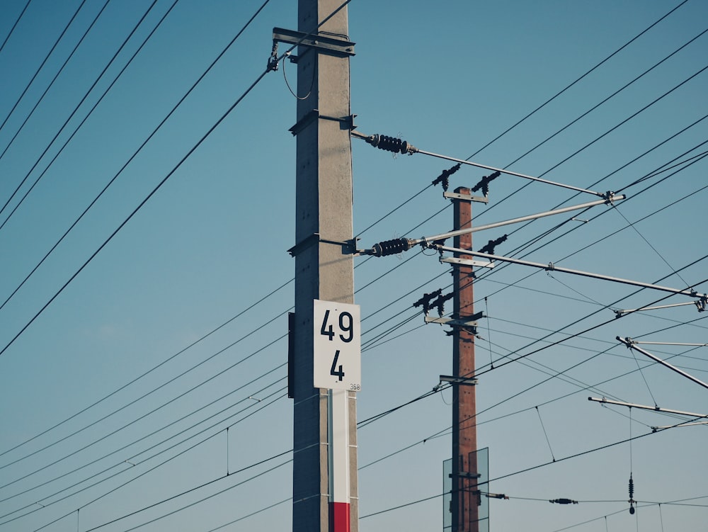 poteau électrique brun sous ciel bleu pendant la journée