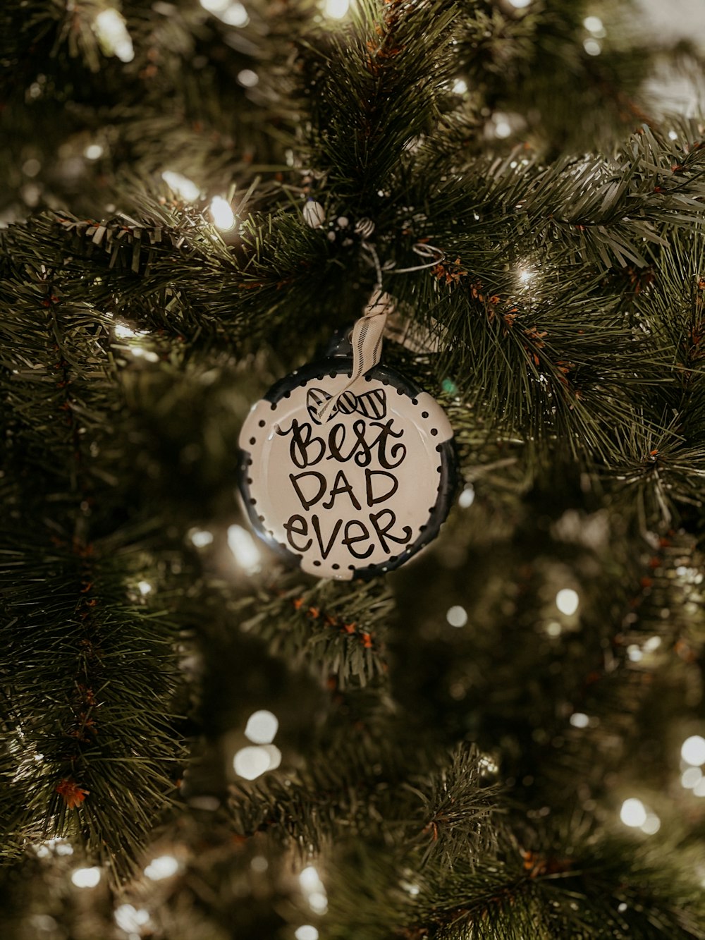Foto enfeite de Natal branco e preto na árvore de Natal verde – Imagem de  Árvore grátis no Unsplash
