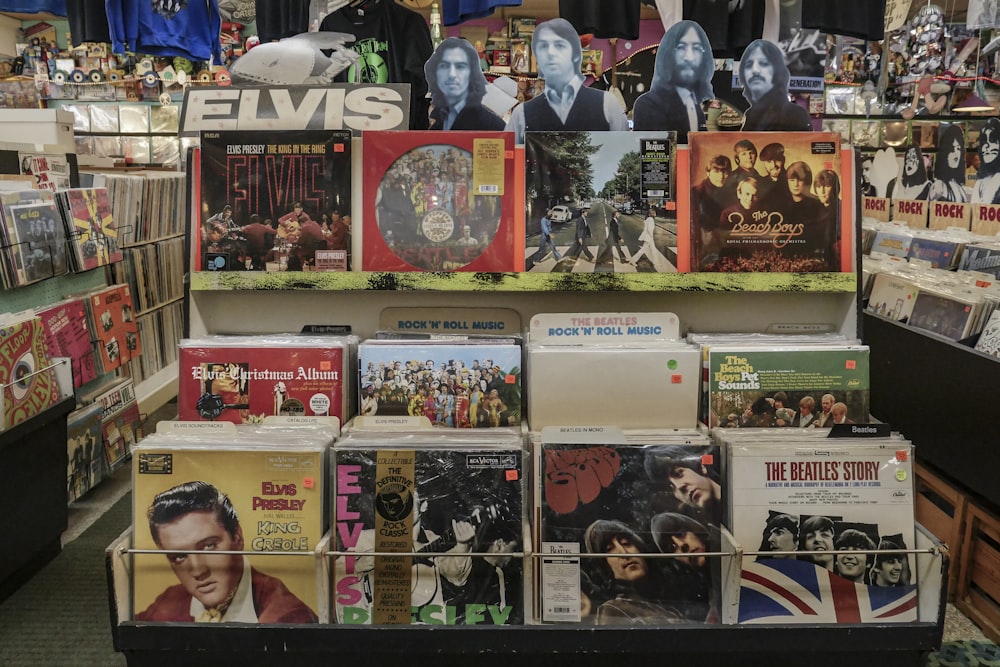 Personas de pie frente a la tienda