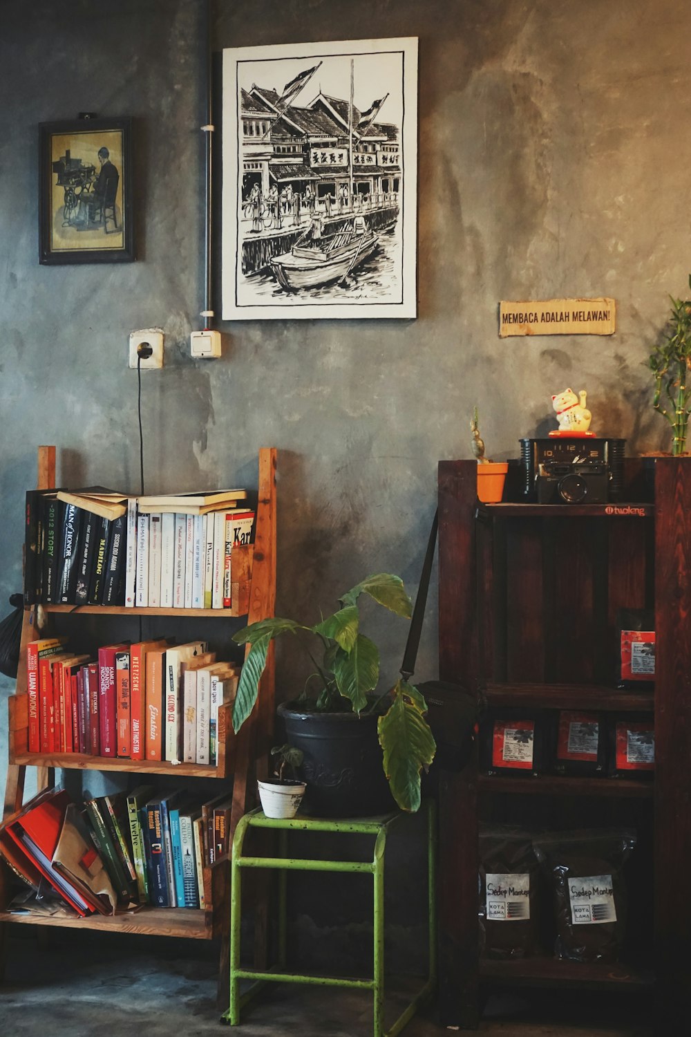 Étagère en bois marron avec des livres