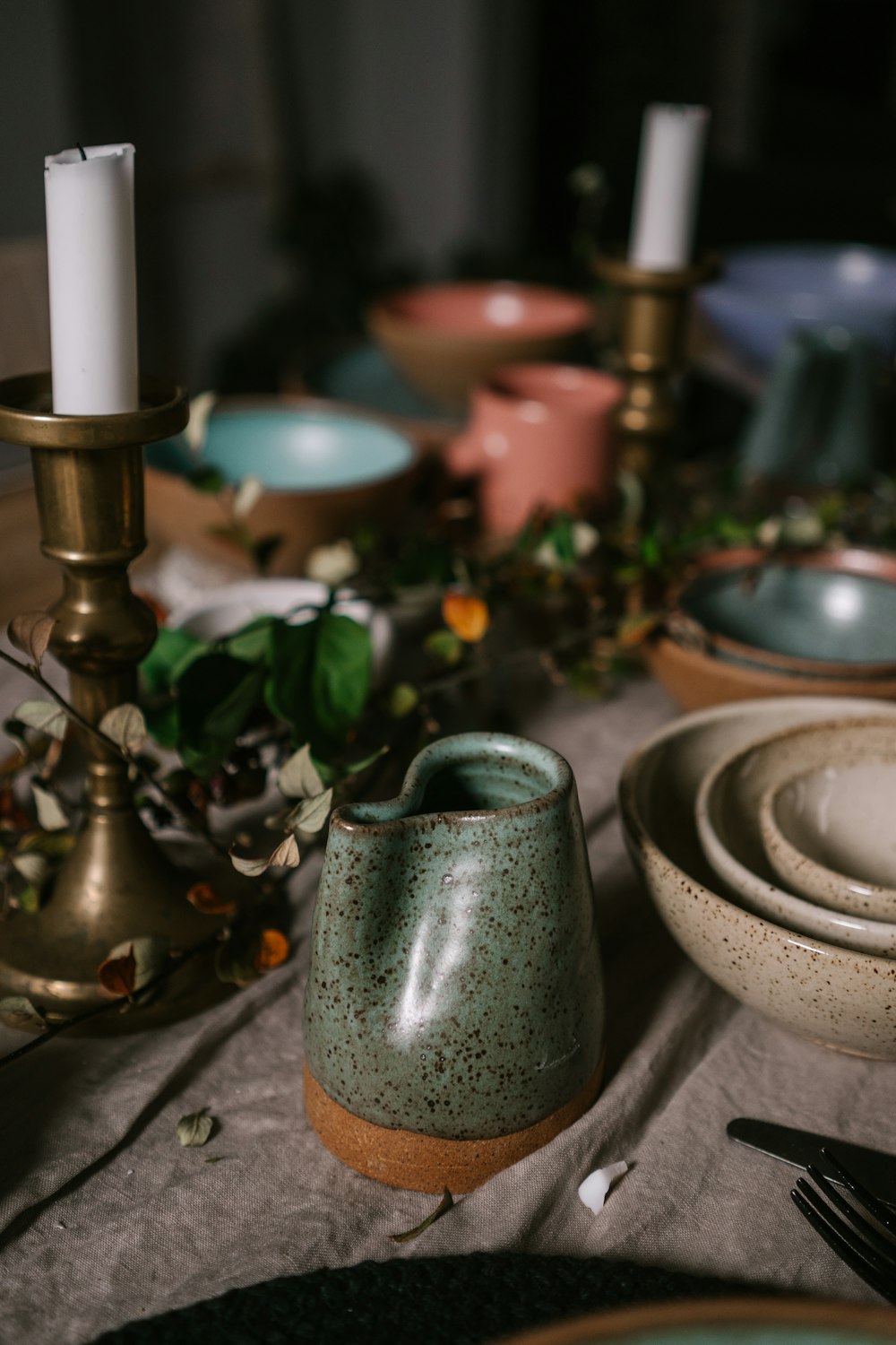 緑の陶器の花瓶と白い蝋燭