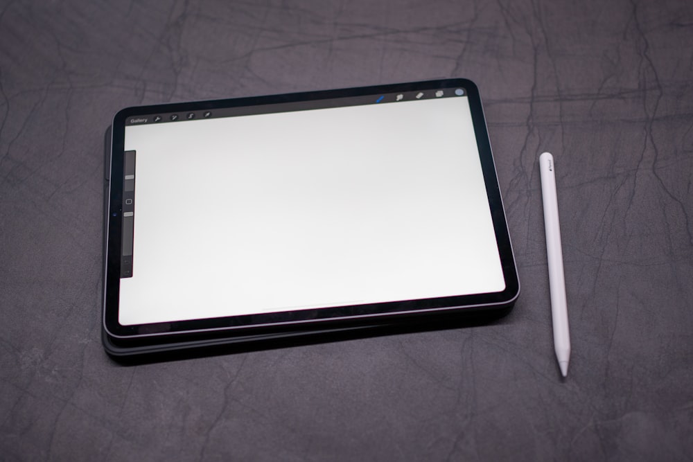 Schwarzer Tablet-Computer auf grauem Textil