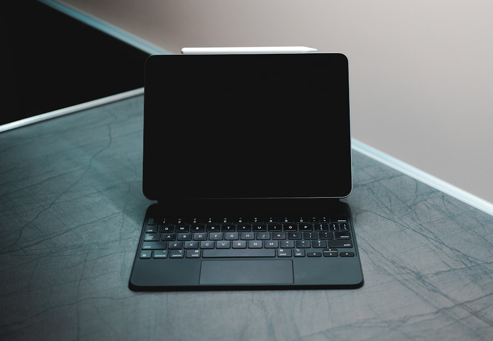 schwarzer Tablet-Computer mit Tastatur