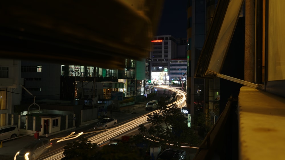 carros na estrada durante a noite