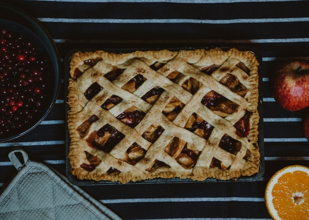 torta marrom na bandeja preta