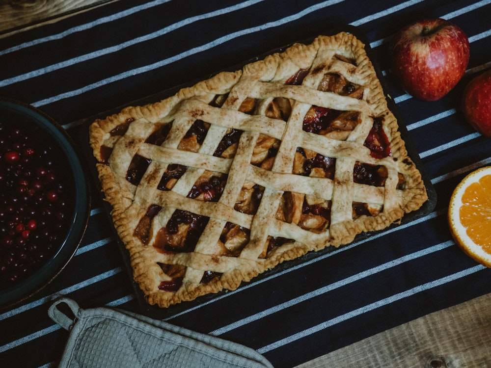 Brauner Kuchen auf schwarzem Tablett