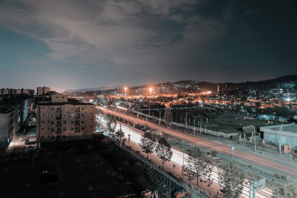 Vue aérienne de la ville pendant la nuit