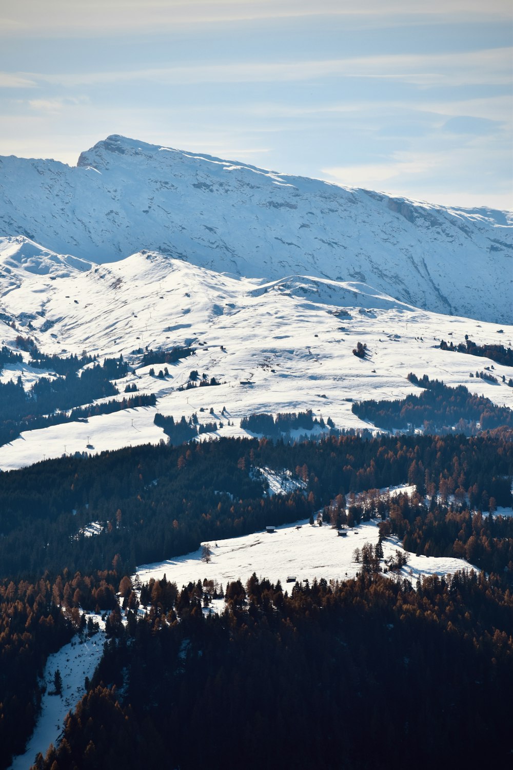 montagne enneigée pendant la journée