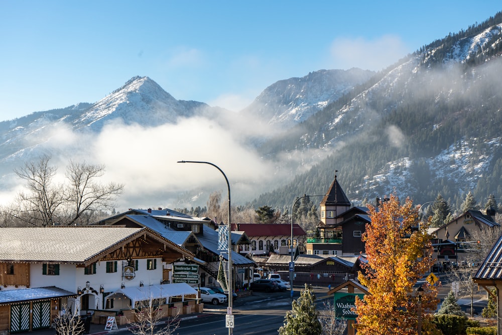 maison en béton brun et blanc près de la montagne pendant la journée