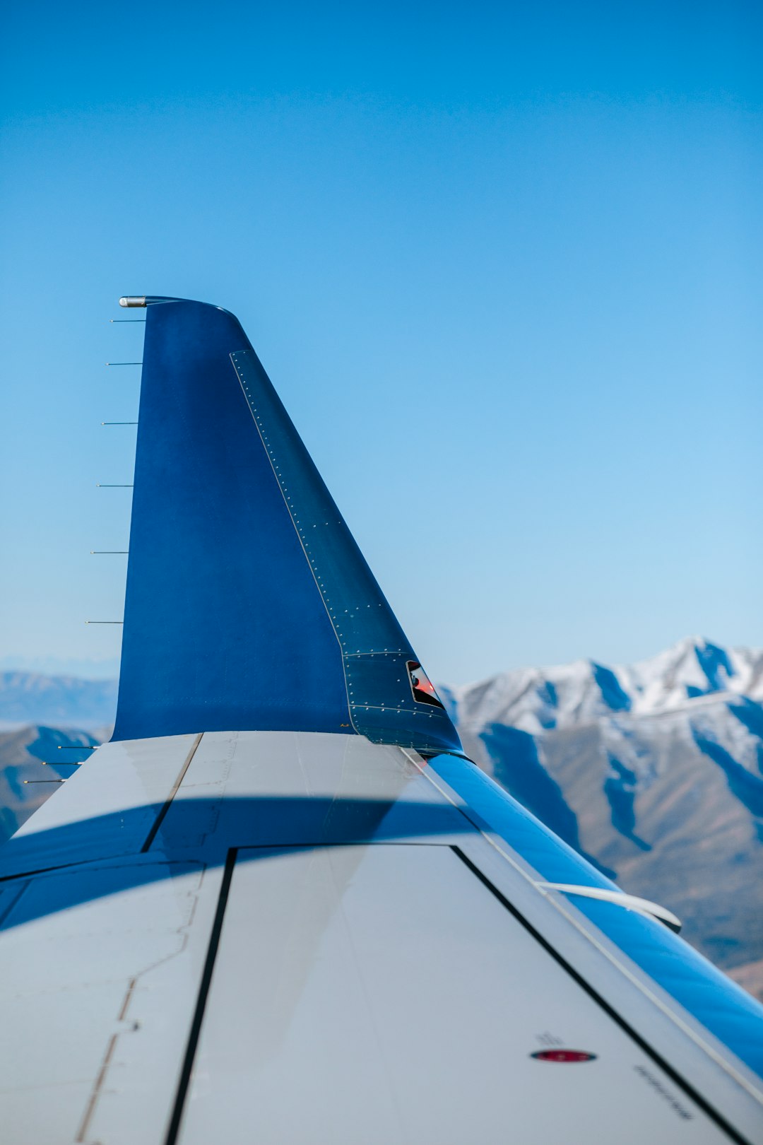 white and blue airplane wing